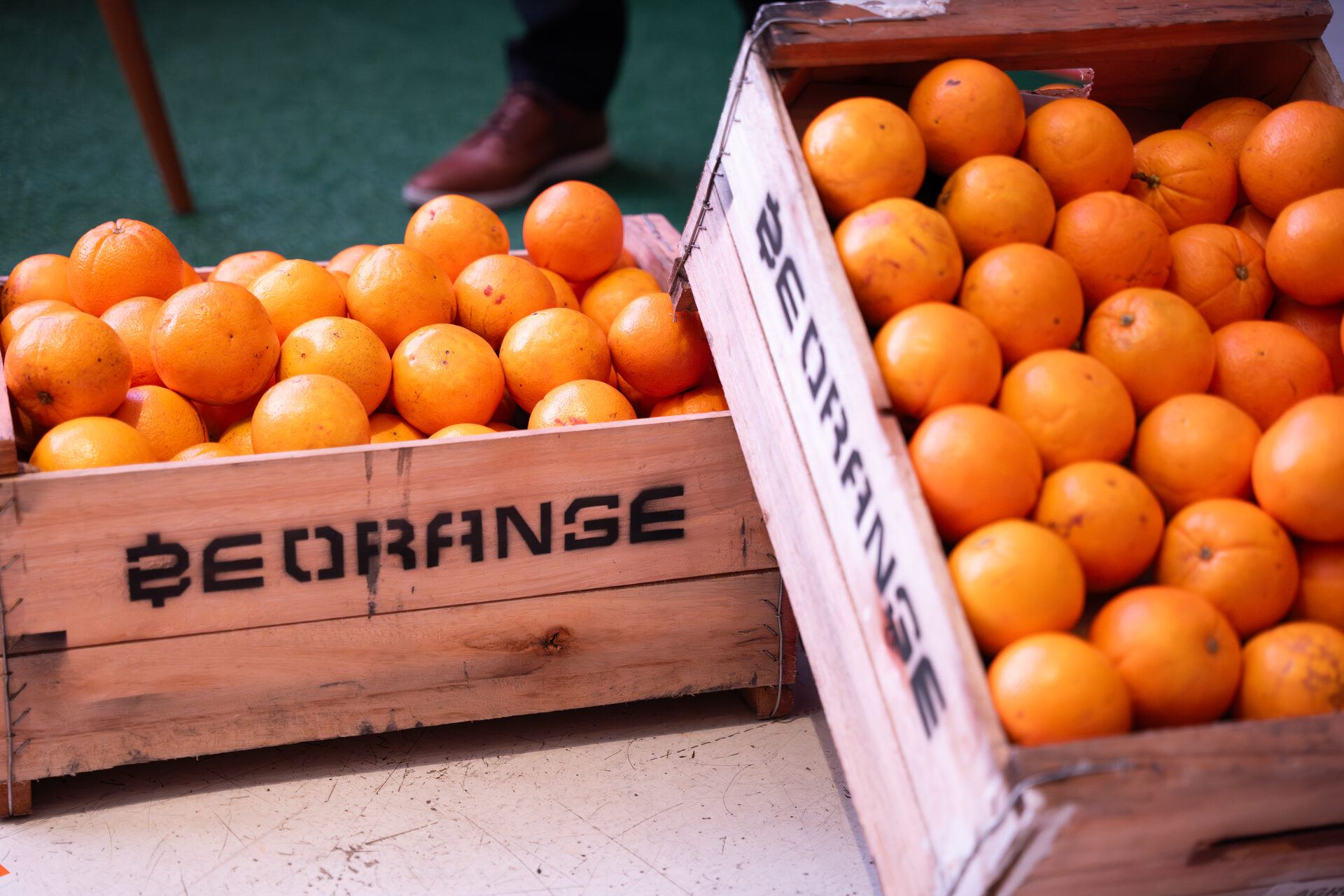 Cajones de naranjas de Be Orange, el encuentro bitcoiner coproducido por Plugin.