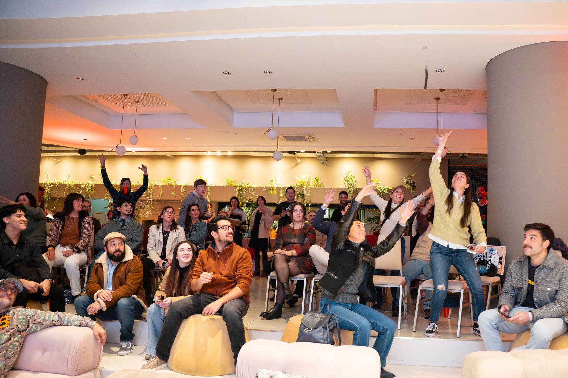 El público celebra durante una trivia en Be Orange.